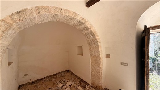 Corpo Di Trulli Con Fabbricati